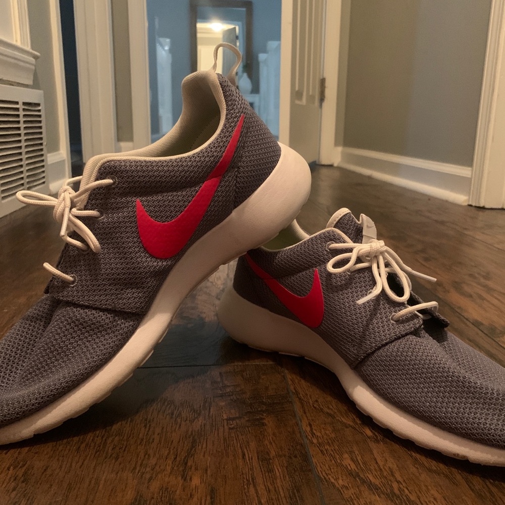 Men’s Nike tennis shoes